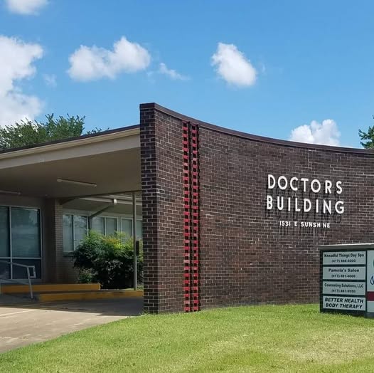 The Doctors Building exterior at 1531 E Sunshine St, Springfield, MO — home of Precision Springfield Curls.